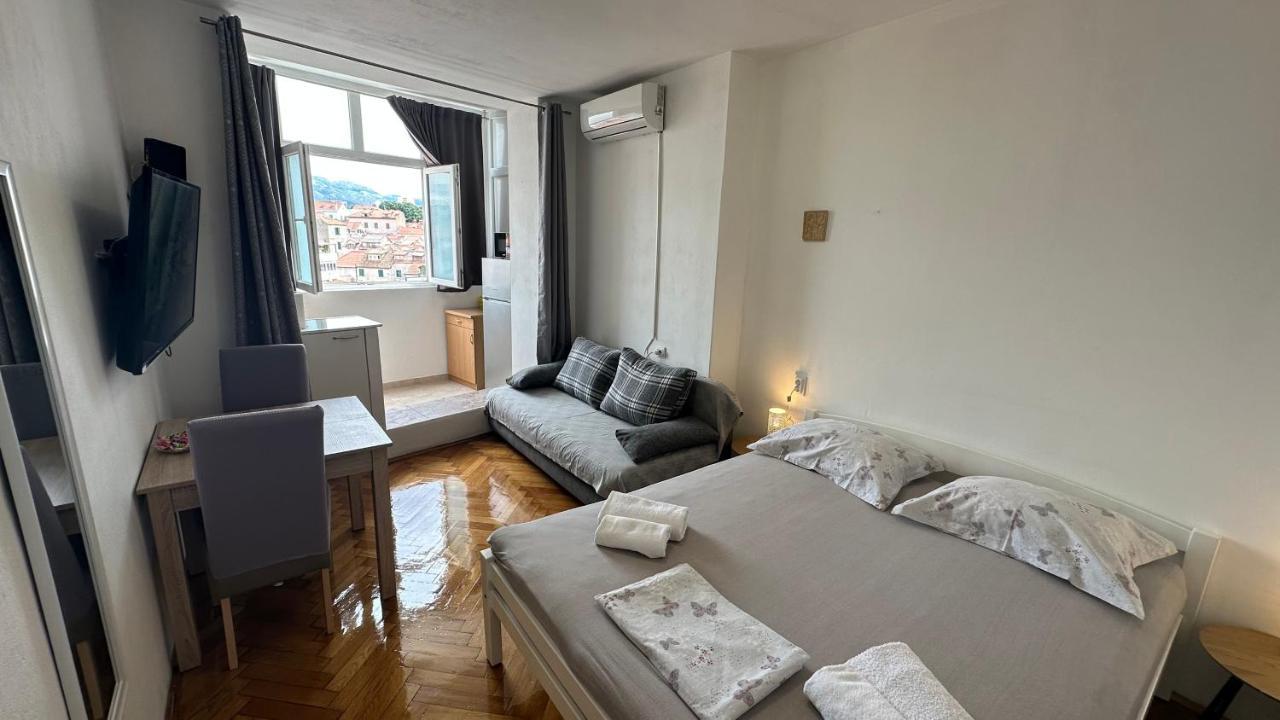 Split Apartments Trpimira Street מראה חיצוני תמונה